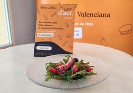 Ensalada de rúcula con vinagreta de atún ahumado, fresas de Canals y granizado de fresas, una de las propuestas.
