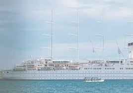 El velero más grande del mundo, atracado en el puerto de Alicante.