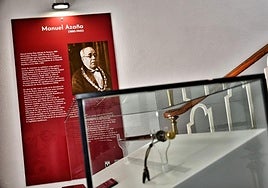 Vara de mando de Manuel Azaña, expuesto en el Ayuntamiento de Elda, con un cartel explicativo.