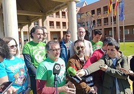 Representantes de la Plataforma en Defensa de l'Ensenyament Públic anunciando la convocatoria de huelga, este miércoles.