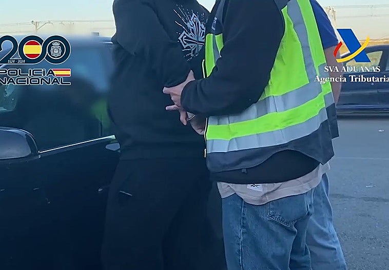 Captura de uno de los 11 miembros de la banda detenidos.
