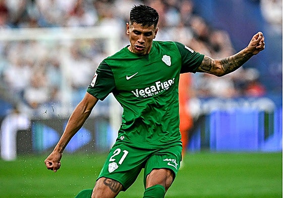 Nico Castro golpea el balón durante un partido del Elche.