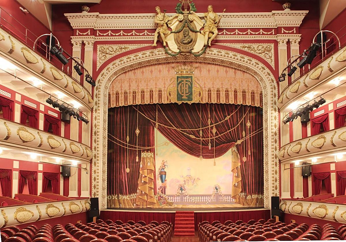 Escenario y patio de butacas del teatro Chapí de Villena.