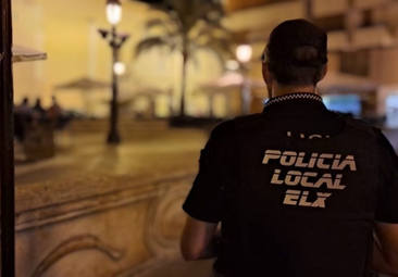 Una mujer huye despavorida de su expareja por las calles de Elche