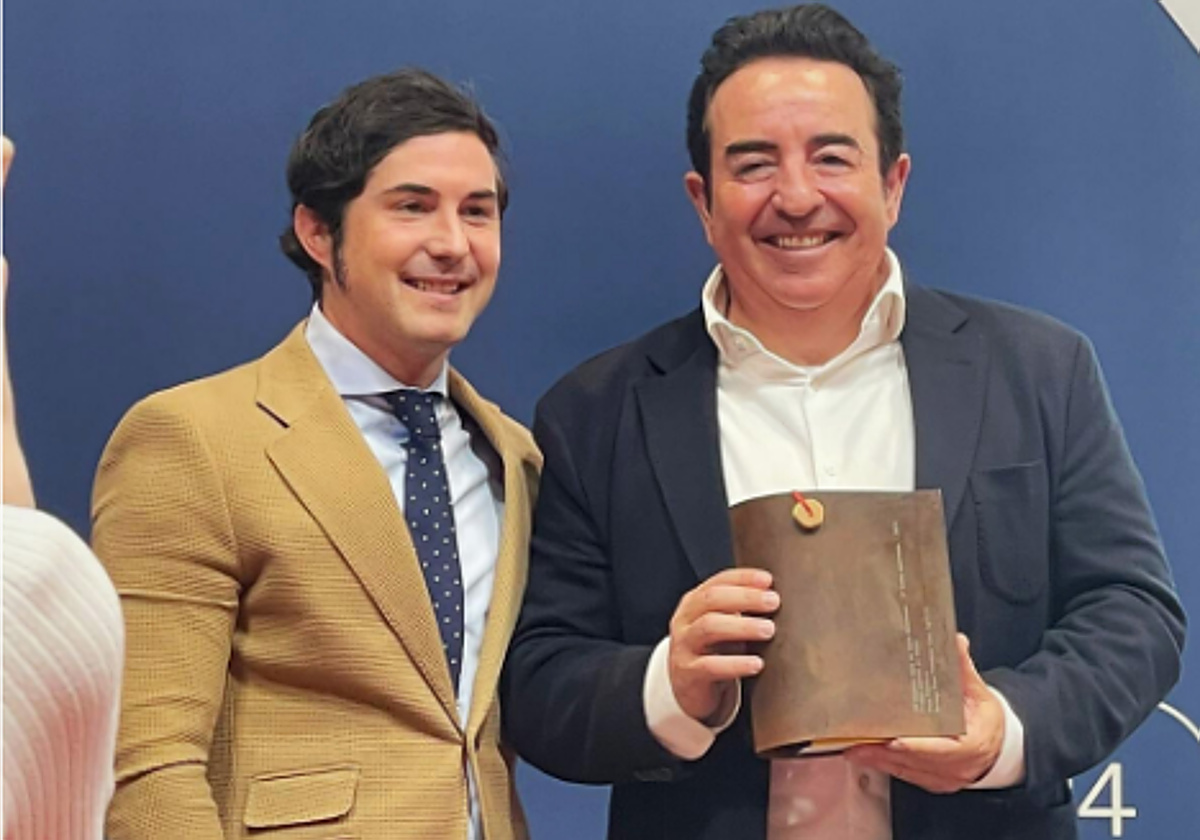 Pepe Mendoza en el momento de recoger el galardón.