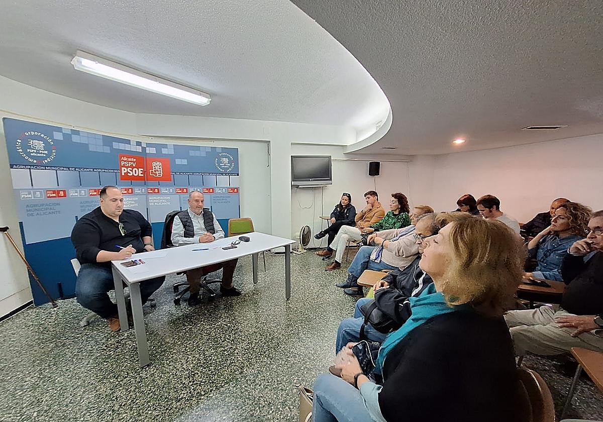 La comisión ejecutivo municipal del PSOE de Alicante, reunida este jueves.