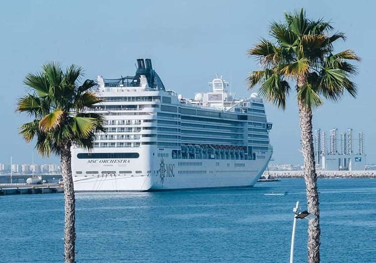 El MSC Orchestra hará cuatro escalas en Alicante durante el mes de mayo.
