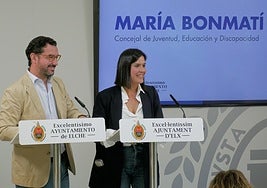 El concejal de Fondos Europeos, Claudio Guilabert, y la de Educación, María Bonmatí, explican el proyecto piloto de reforma de patios escolares.