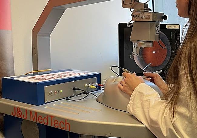 Residente usando el simulador de cirugías en Elche.