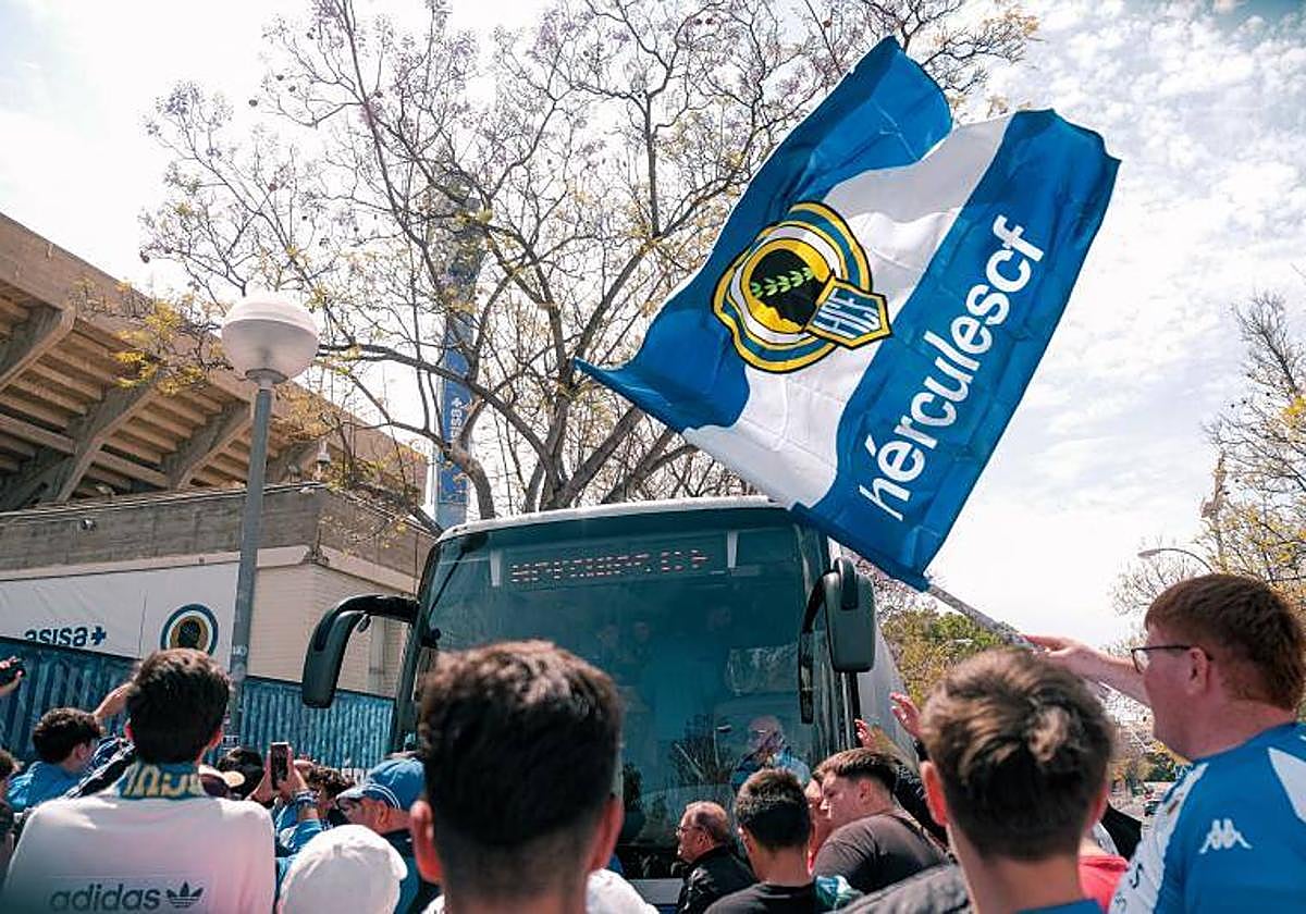 La afición del Hércules despide a los jugadores, en la puerta del Rico Pérez.