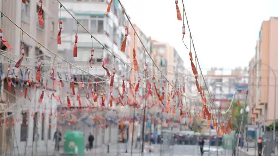 Imagen principal - Los villeneros Coeters Dragón disparan una mascletà clásica y potente