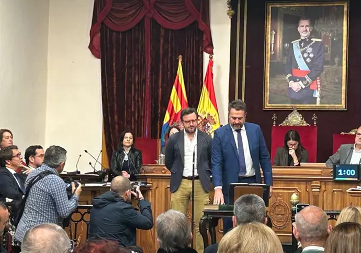 El alcalde de Elche, Pablo Ruz, y José Antonio Román Benticuaga en su toma de posesión como concejal en el Ayuntamiento de Elche.
