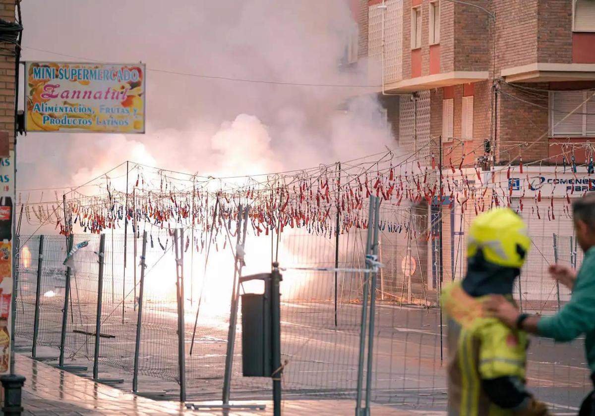 Mascletà de Coeters Dragón el pasado domingo en la calle Lérida de Alicante.