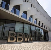 BBVA estudia una fusión con el Sabadell