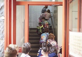 Menores accediendo a un colegio.