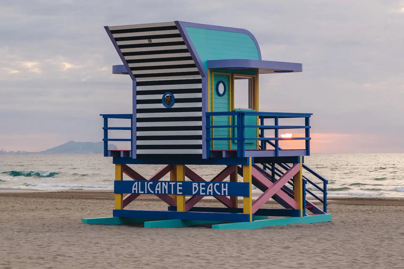 Caseta de Antonyo Marest en la playa de San Juan de Alicante.