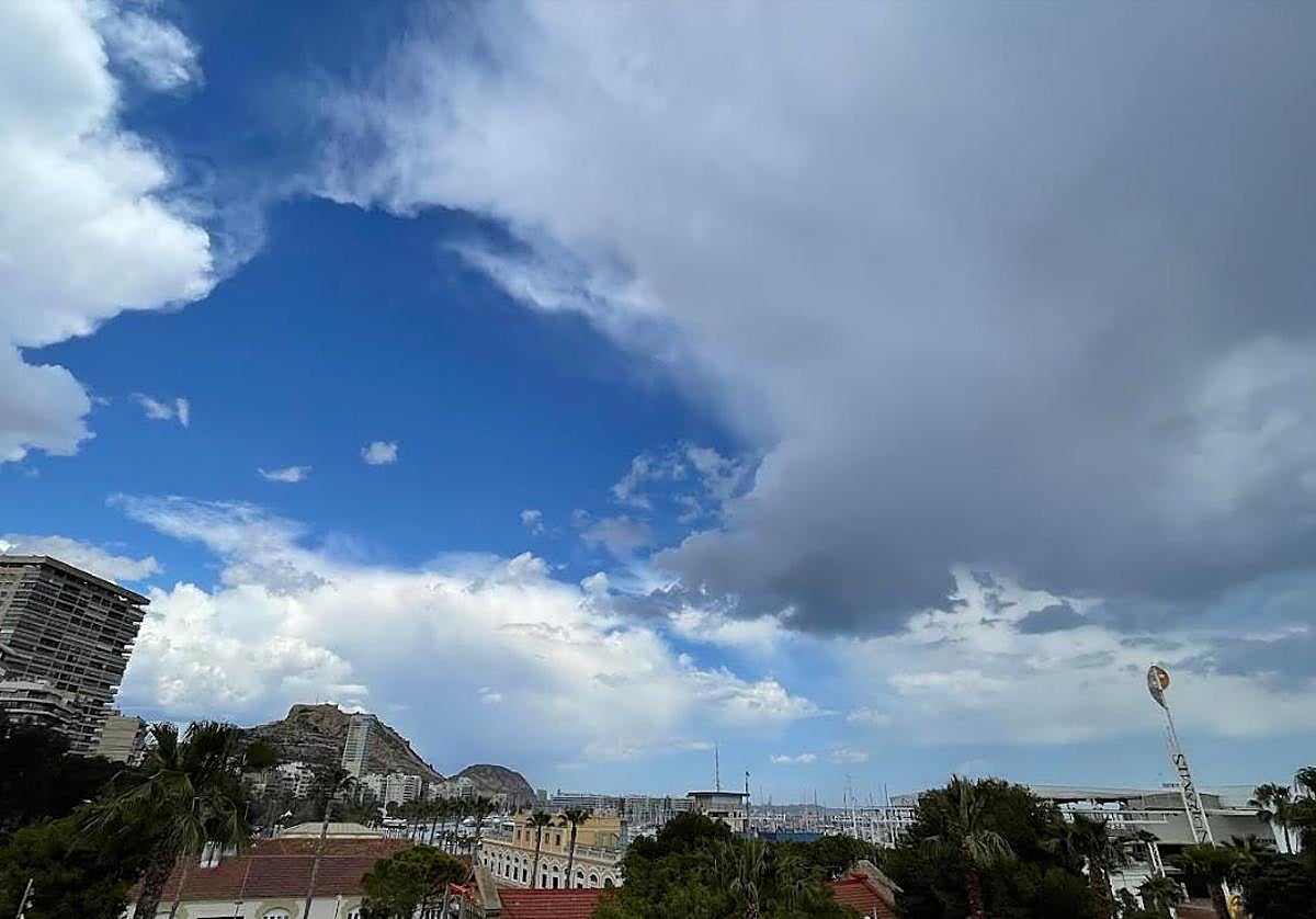 La nube que ha bañado Alicante en apenas unos minutos.