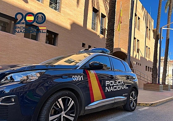 Imagen de un coche patrulla frente a la Comisaría de Orihuela.