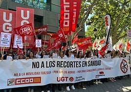 Protesta celebrada este martes frente a las puertas de la Conselleria de Sanidad en Valencia.