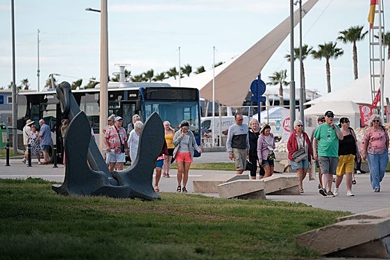 Miles de cruceristas recorren el centro de Alicante