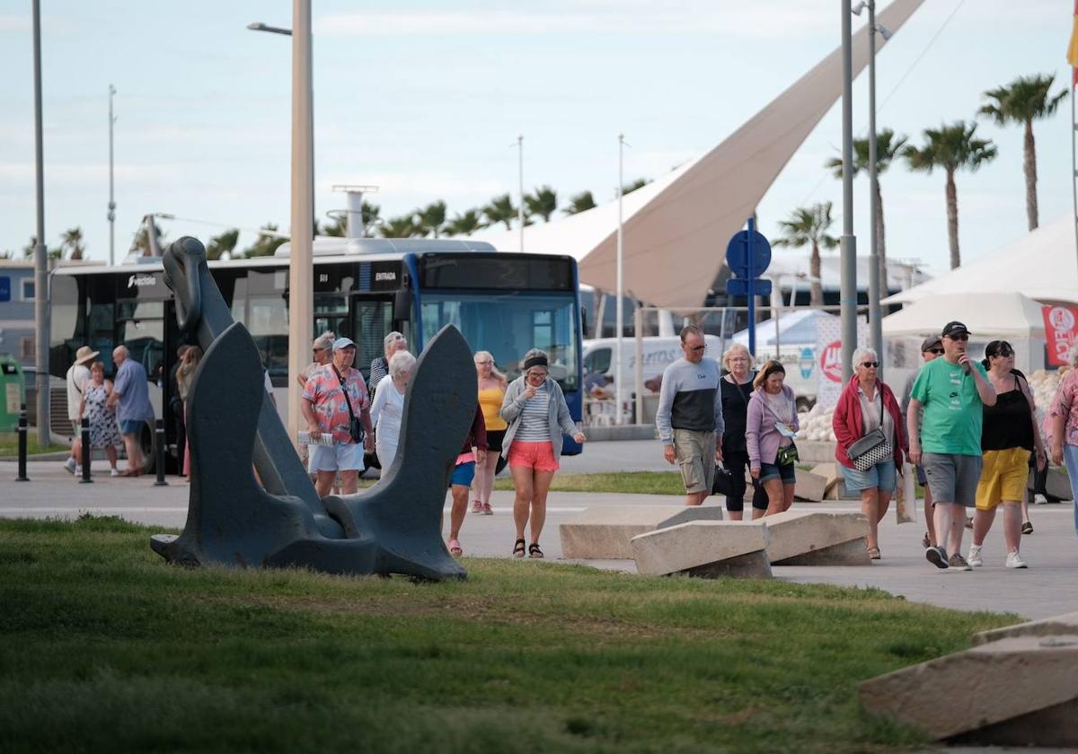 Miles de cruceristas recorren el centro de Alicante