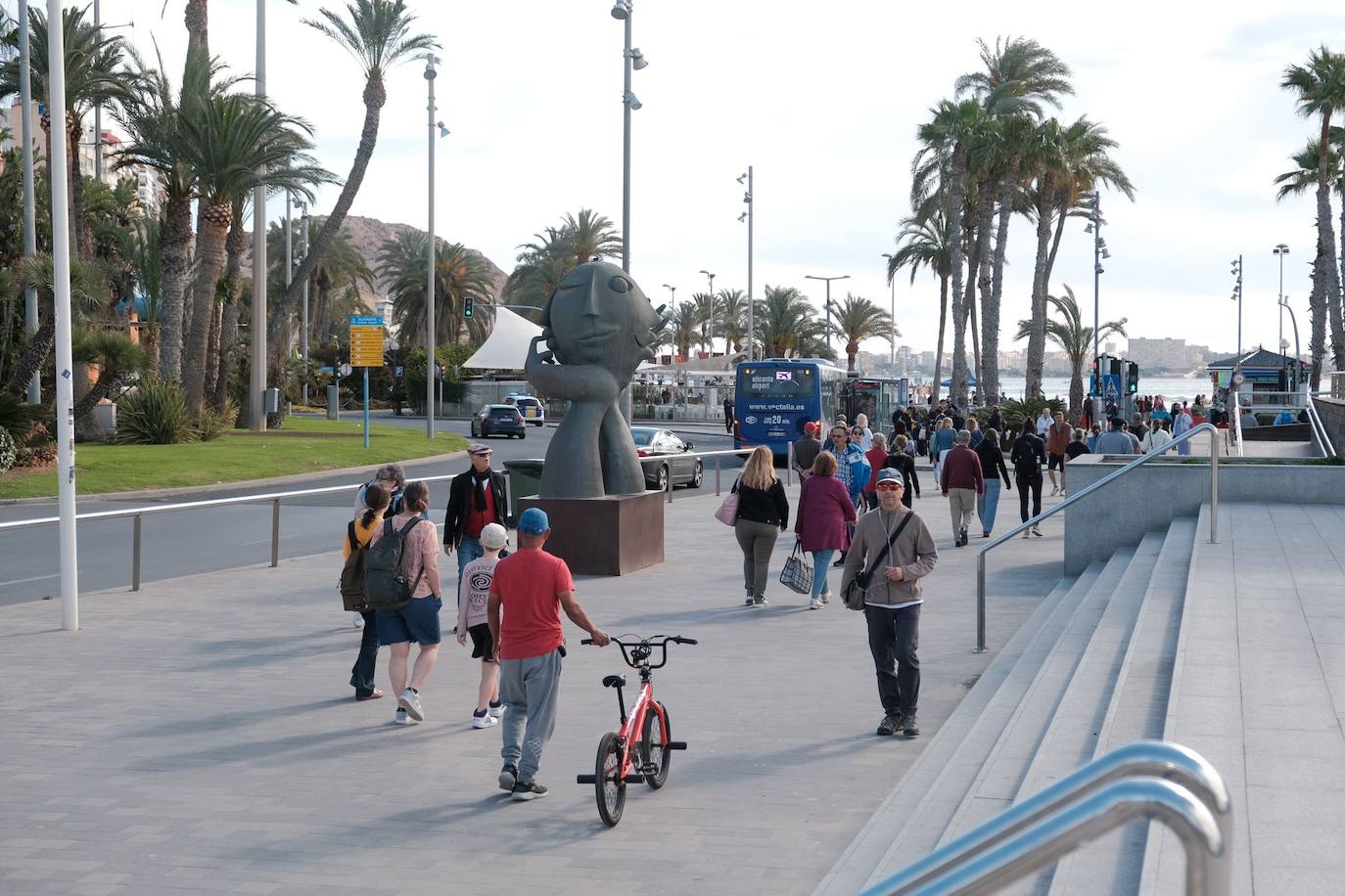 Miles de cruceristas recorren el centro de Alicante