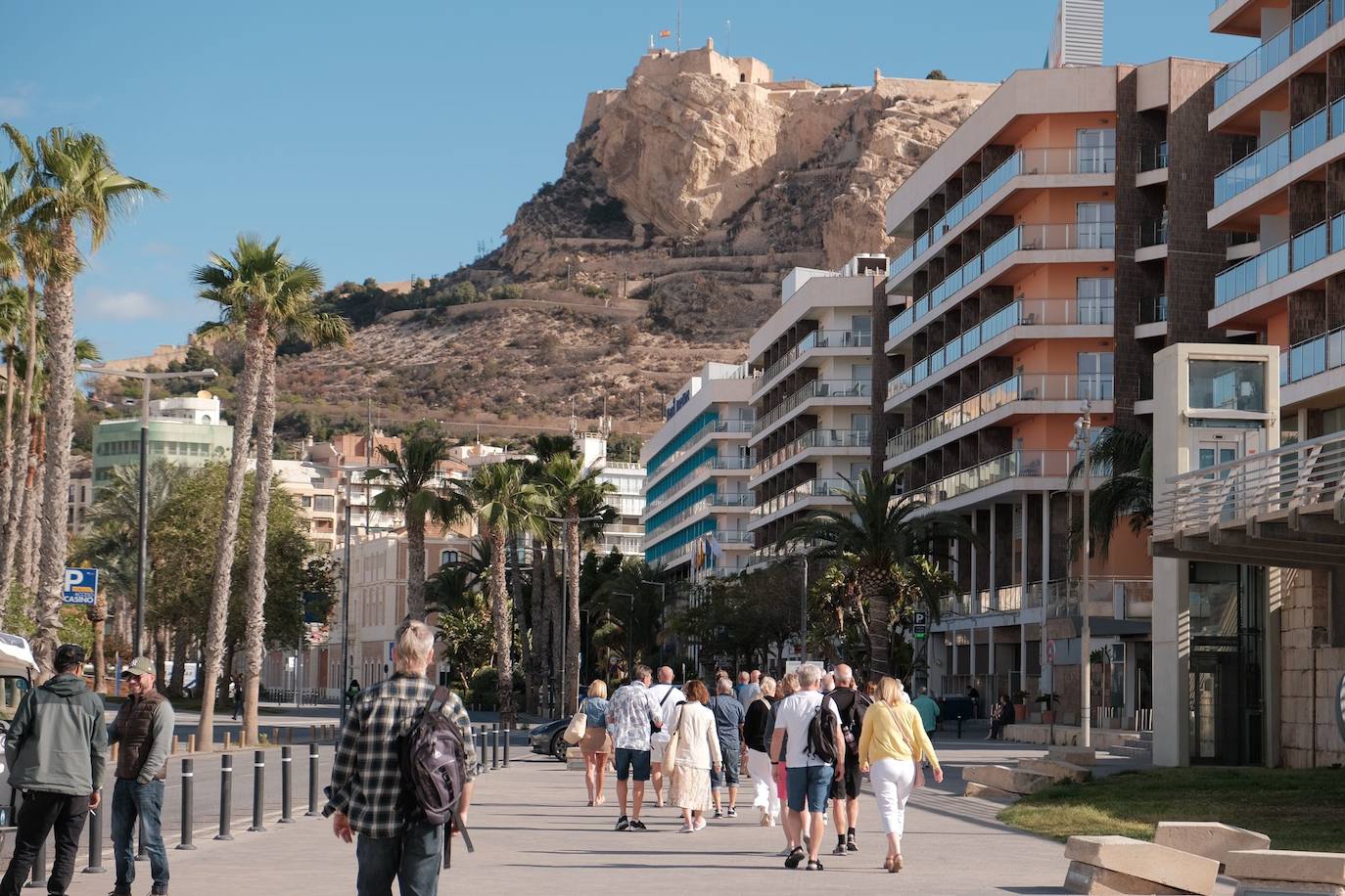 Miles de cruceristas recorren el centro de Alicante