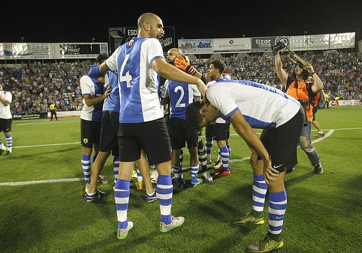 Atienza consuela a Álex Múñoz tras el fatídico resbalón en 2016.