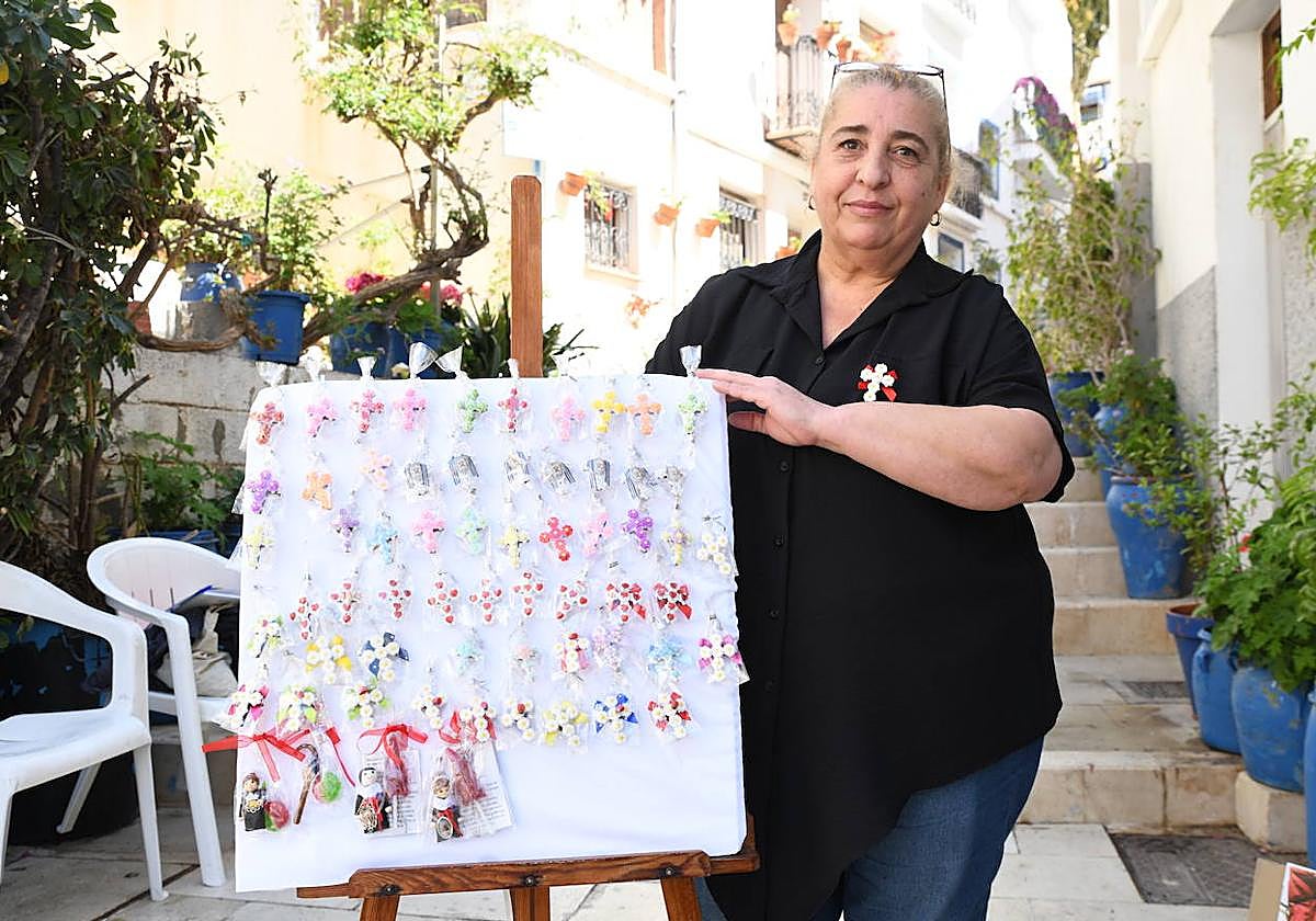 María José Tarancón junto a sus Cruces de Mayo convertidas en broche.