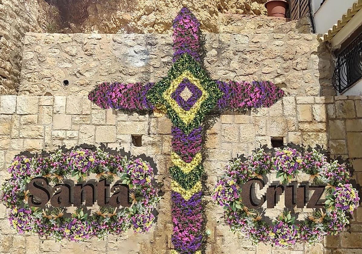 Cruz de flores instalada entre las calles San Antonio y San Rafael.