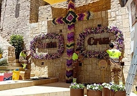 Cruz de Mayo instalada por el Ayuntamiento de Alicante este jueves en el casco antiguo.