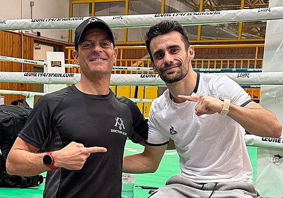 El alicantino Aldo Martínez junto al boxeador eldense José Quiles durante uno de sus entrenamientos.