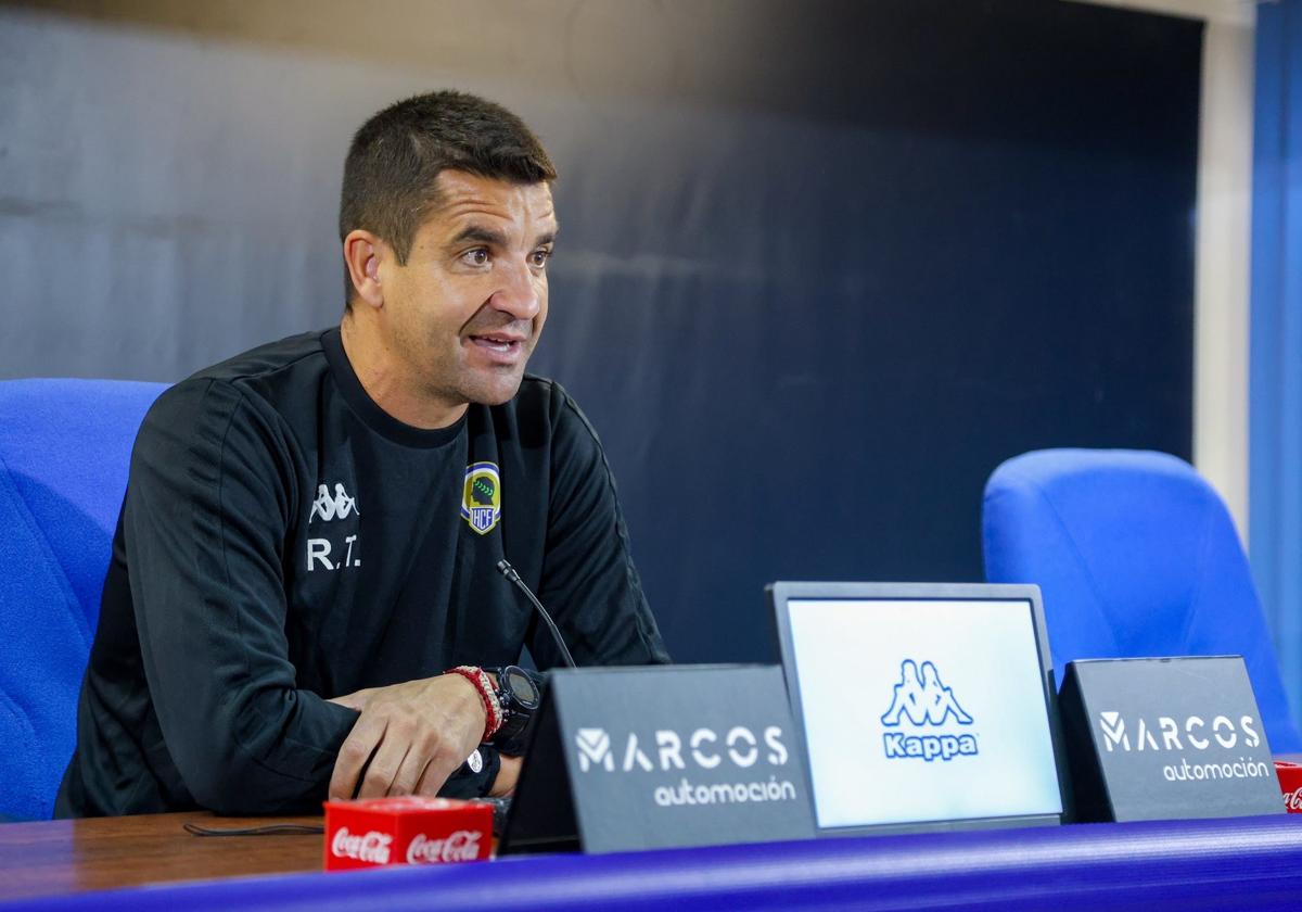 El entrenador del Hércules CF, Ruben Torrecilla, durante una rueda de prensa.