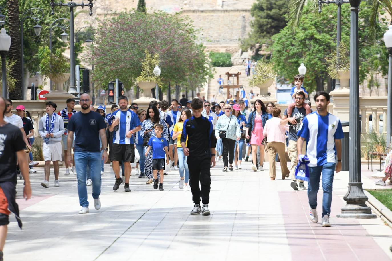 Los aficionados empiezan a llegar a Luceros para la celebración