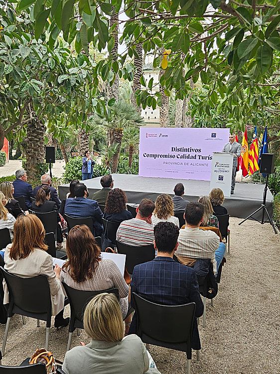 Imagen del acto de entrega de los distintivos realizado en Elche.