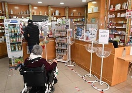 Clientes en una farmacia.
