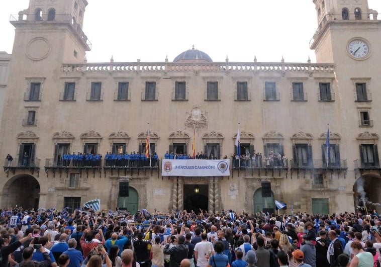 La plantilla del Hércules celebra el ascenso en el Consistorio ante una plaza abarratoda de herculanos.