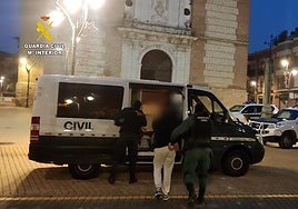 Agentes de la Guardia Civil apresan a un implicado en la estafa internacional.