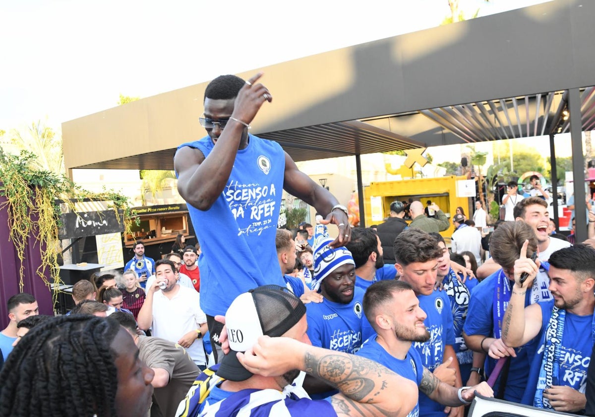 Mendes y varios jugadores celebran el ascenso el domingo por la noche.