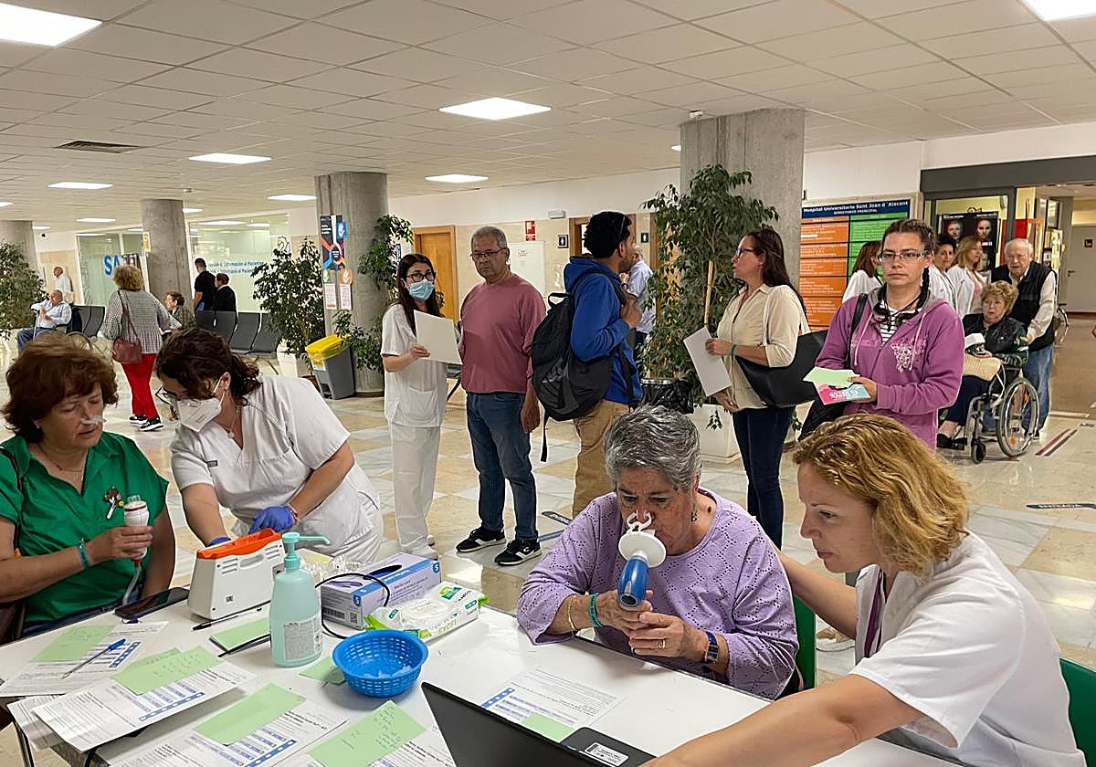 Facultativos realizan pruebas de asma en el Hospital de Sant Joan.