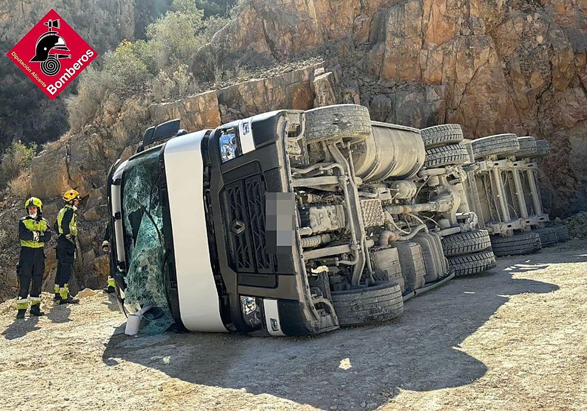 Imagen del trailer volcado en la antigua cantera del Racó de l´Infern.