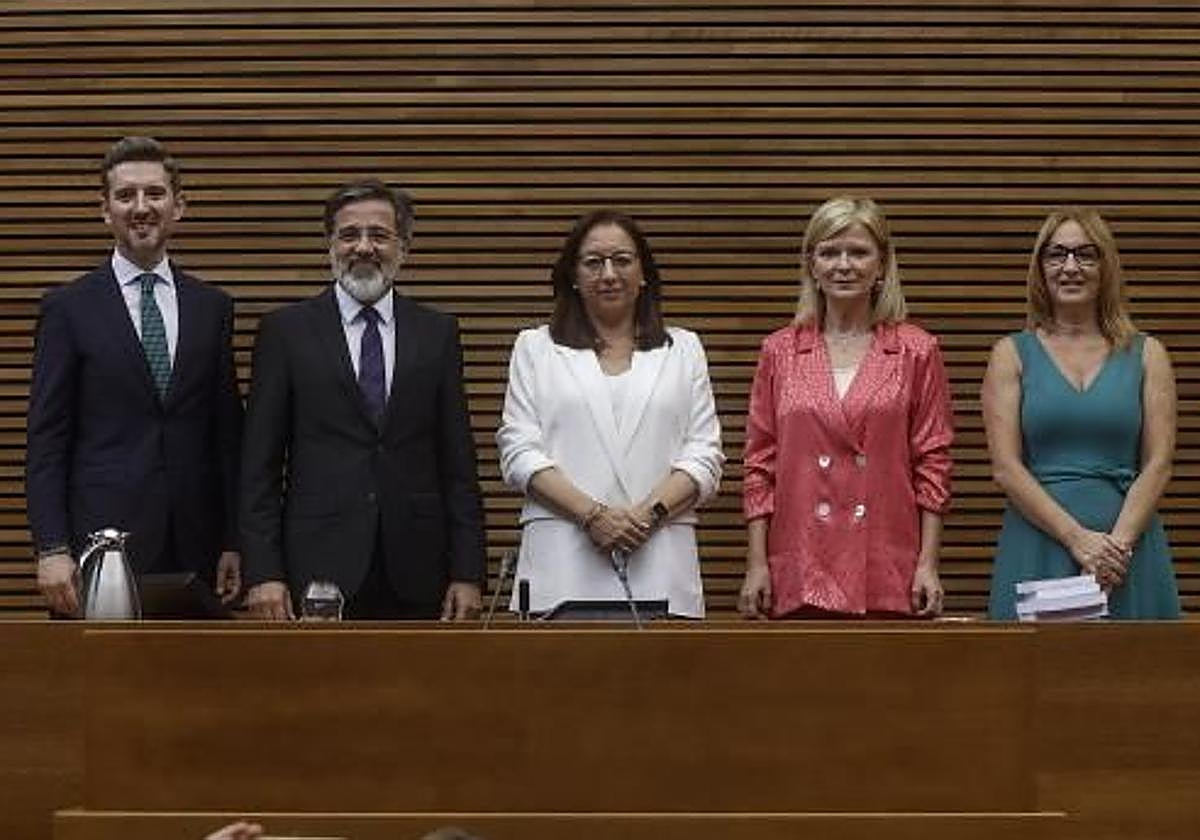 La Mesa de Les Corts, con su presidenta, Llanos Massó, en el centro.