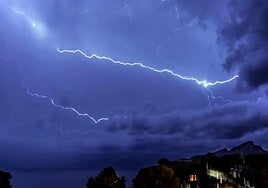 Un rayo rasga el cielo.