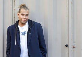 Edu Navarrete, en Bonaire, donde ha hecho un taller para darle una segunda vida a la ropa.