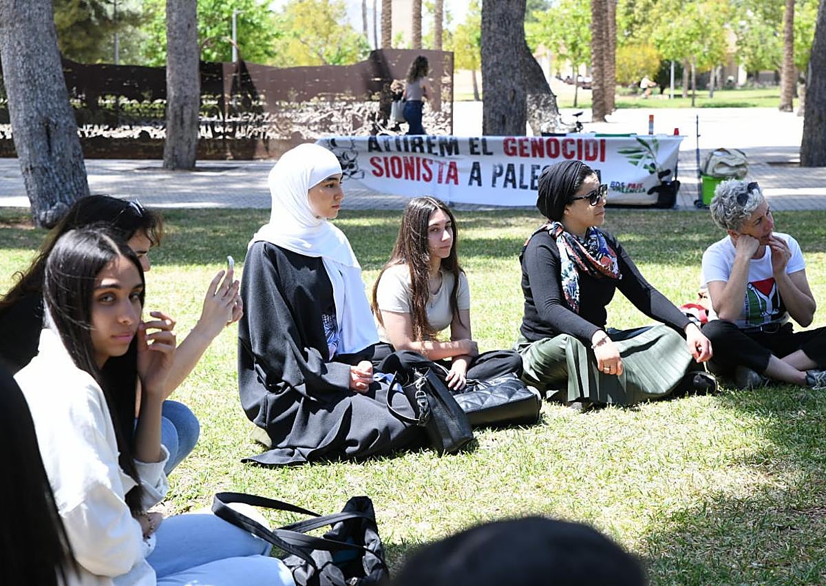 Imagen secundaria 1 - Las banderas palestinas han tenido un papel protagonista durante la concentración.