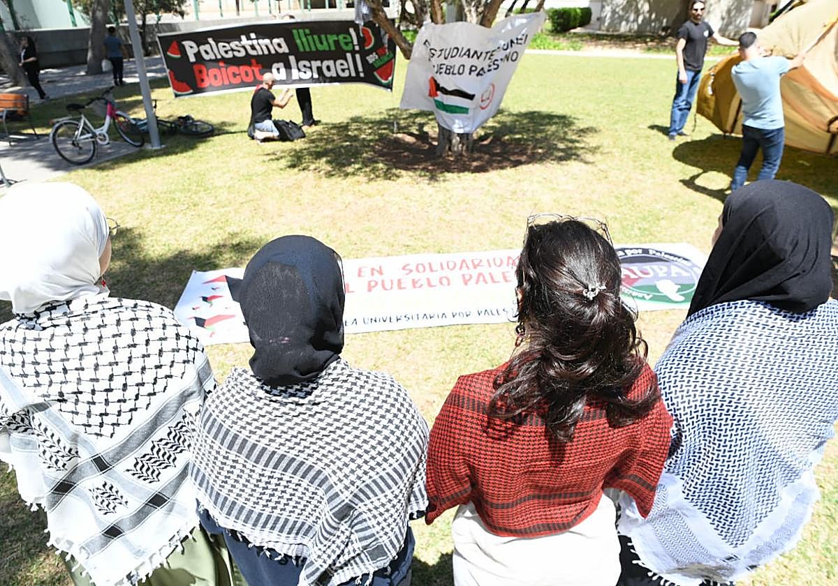 El epicentro de la protesta ha sido el Jardín de las Rocas de la UA.
