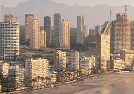 Imagen de la playa de Poniente de Benidorm con varias promociones en construcción