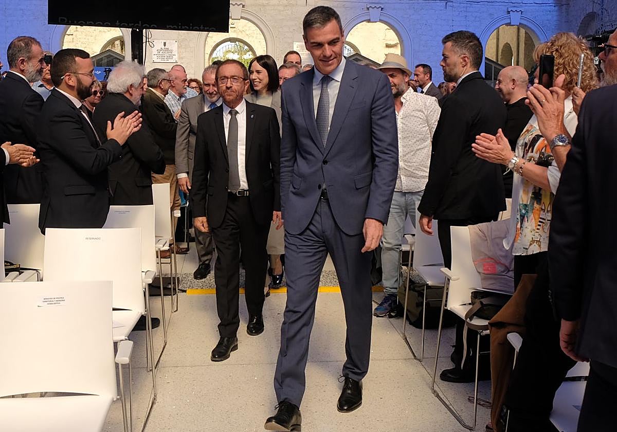 El presidente del Gobierno, Pedro Sánchez, hace su entrada a Casa Mediterráneo para el acto de homenaje a los exiliados.