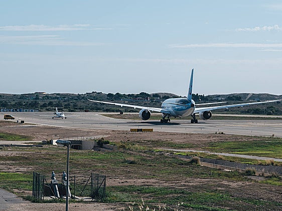 Un avión aterriza en la pista del aeropuerto de Alicante.