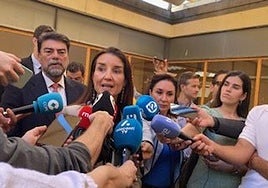 El alcalde de Alicante, Luis Barcala, y la consellera de Hacienda, Ruth Merino, atienden a los medios en Alcaldía.